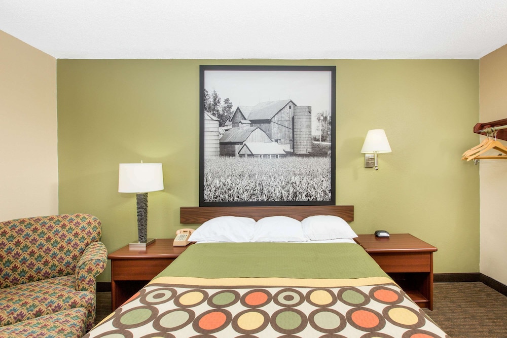 Room, Super 8 by Wyndham Fairmont