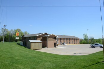 super 8 by wyndham oskaloosa ia oskaloosa 55 room prices reviews travelocity
