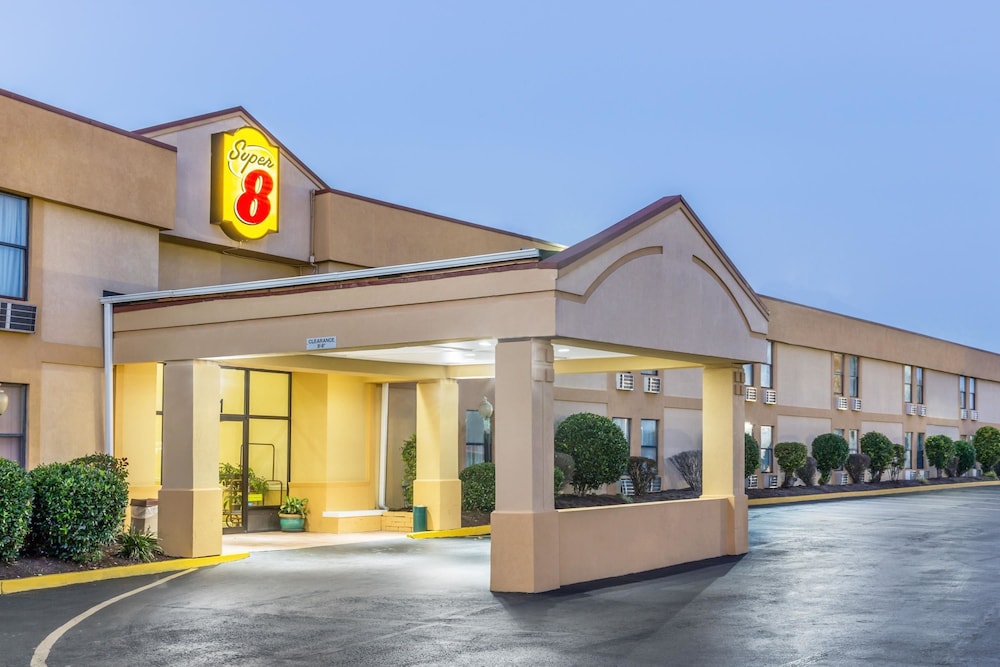 Super 8 by Wyndham Knoxville Downtown Area