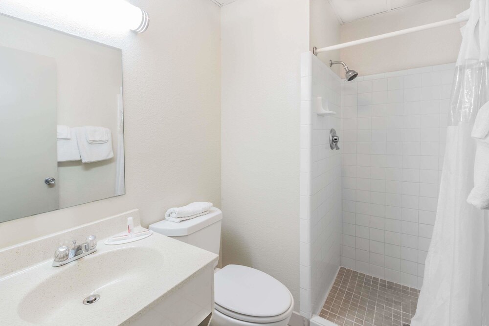 Bathroom, Super 8 by Wyndham Knoxville Downtown Area