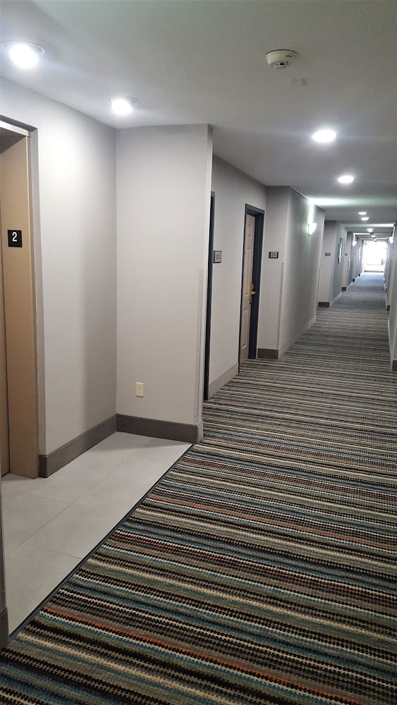 Hallway, Country Inn & Suites by Radisson, Bryant (Little Rock), AR