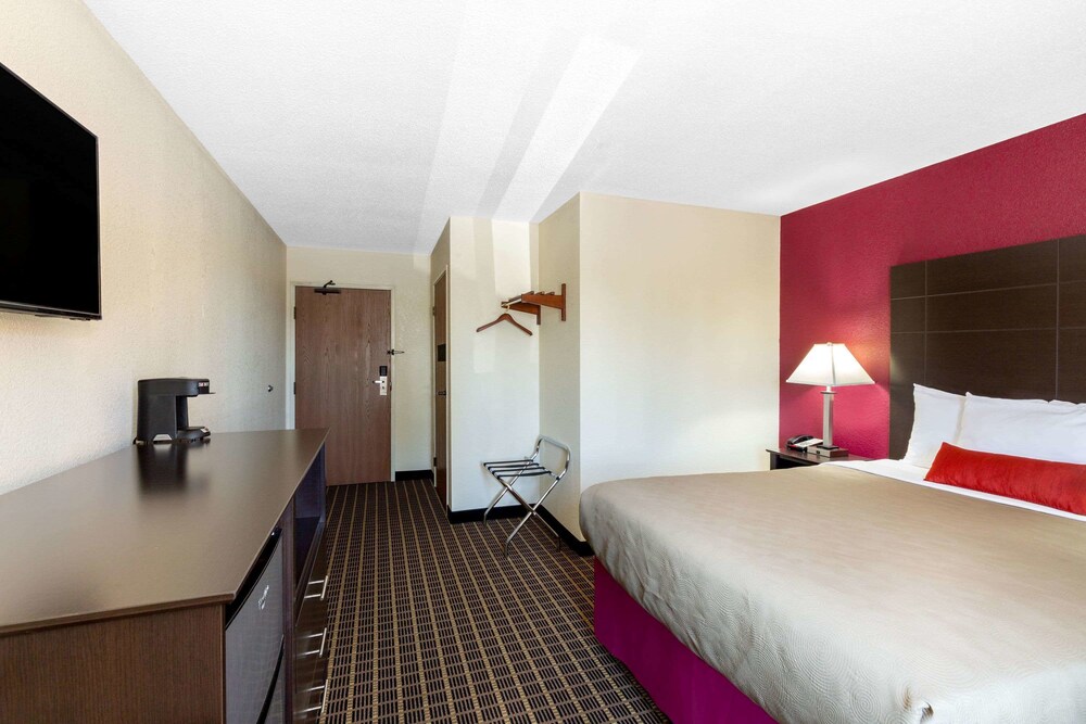 Room, Baymont Inn & Suites by Wyndham Mukwonago