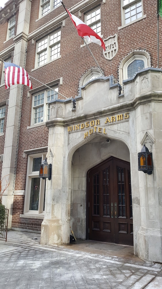 Property entrance, Windsor Arms Hotel