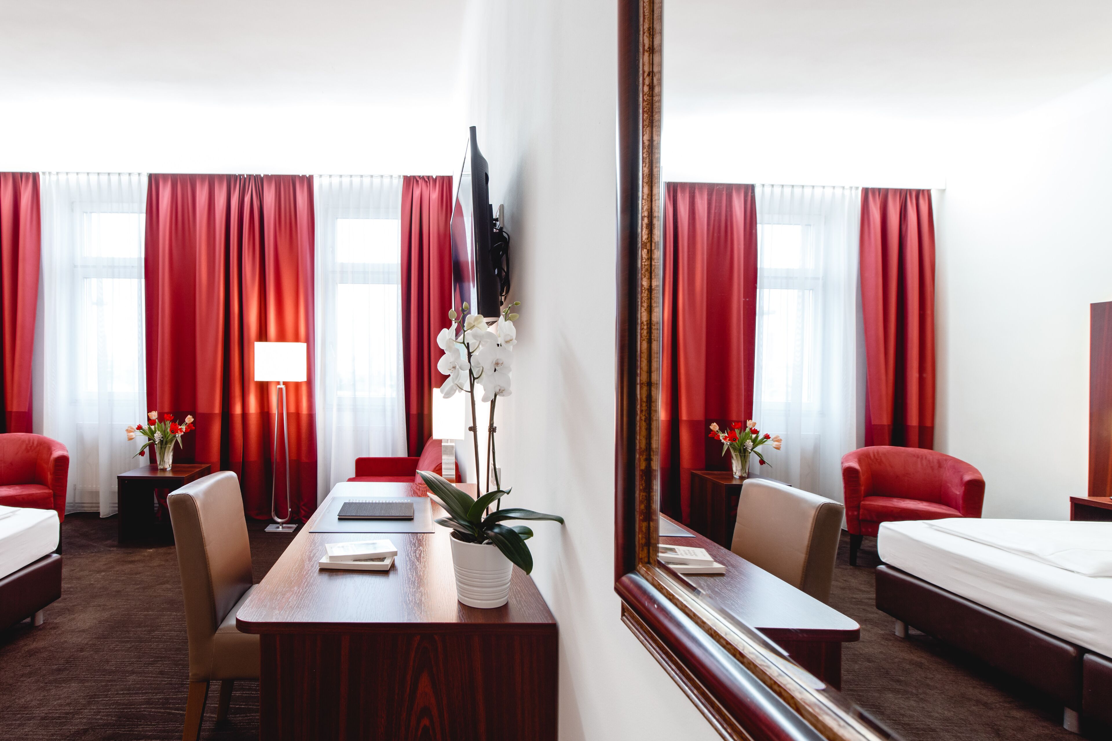hotel allegro drapes soundproofing blackout desk safe