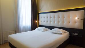 Zimmersafe, Schreibtisch, Bügeleisen/Bügelbrett, kostenlose Babybetten