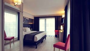 Een minibar, een kluis op de kamer, een bureau