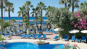 Indoor pool, 3 outdoor pools, pool loungers