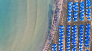 Am Strand, Liegestühle, Sonnenschirme, Strandtücher