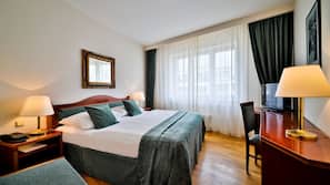 Ropa de cama hipoalergénica, minibar, caja fuerte y escritorio