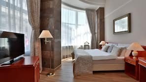 Ropa de cama hipoalergénica, minibar, caja fuerte y escritorio