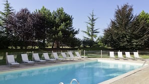 Piscine extérieure (ouverte en saison), chaises longues