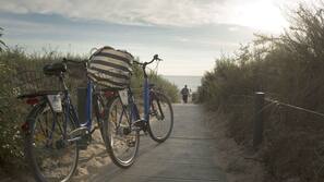 Plage, sable blanc, chaises longues, serviettes de plage