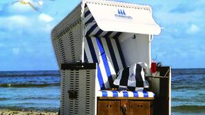 Plage, sable blanc, chaises longues, serviettes de plage