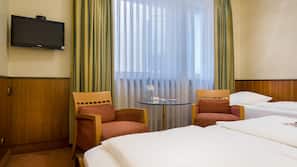Hypo-allergenic bedding, in-room safe, individually decorated, desk