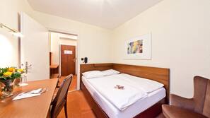 Hypo-allergenic bedding, in-room safe, individually decorated, desk