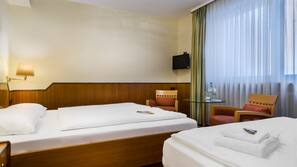 Hypo-allergenic bedding, in-room safe, individually decorated, desk