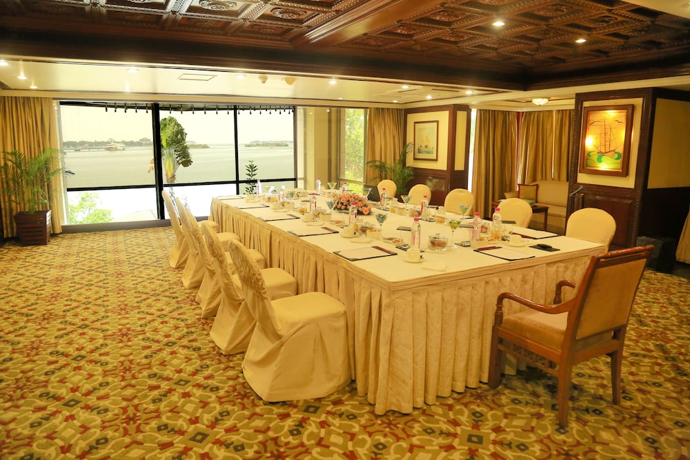 Vivanta Ernakulam, Marine Drive in Kanayannur Best Rates & Deals on