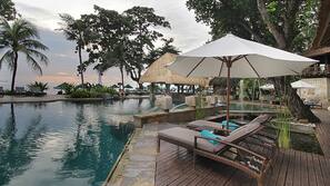 3 outdoor pools, open 7:00 AM to 10:00 PM, free pool cabanas