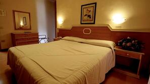 Minibar, una scrivania, culle/letti per bambini (a pagamento)