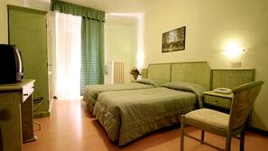 Minibar, una scrivania, culle/letti per bambini (a pagamento)