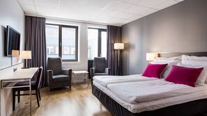 Minibar, safe på rommet, skrivebord og wi-fi (mot et tillegg)
