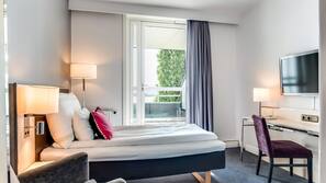 Minibar, safe på rommet, skrivebord og wi-fi (mot et tillegg)