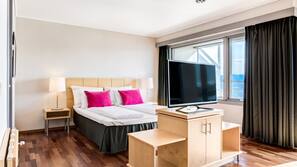 Minibar, safe på rommet, skrivebord og wi-fi (mot et tillegg)