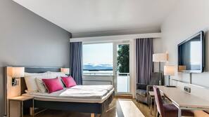 Minibar, safe på rommet, skrivebord og wi-fi (mot et tillegg)