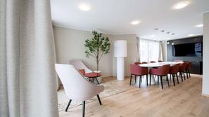 Safe på rommet, skrivebord, skrivebord for bærbar PC og gratis wi-fi