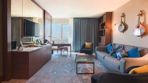 Hypo-allergenic bedding, minibar, in-room safe, desk