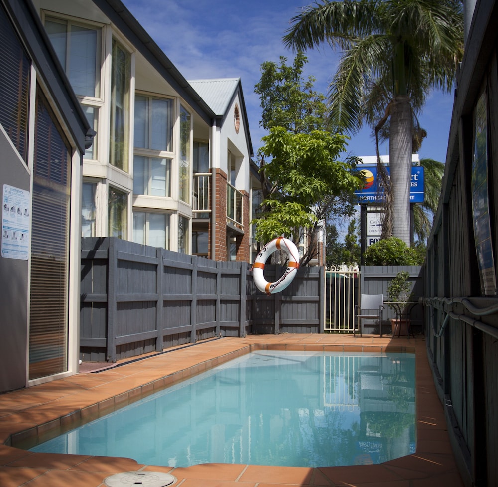 Outdoor pool, Comfort Inn & Suites Northgate Airport