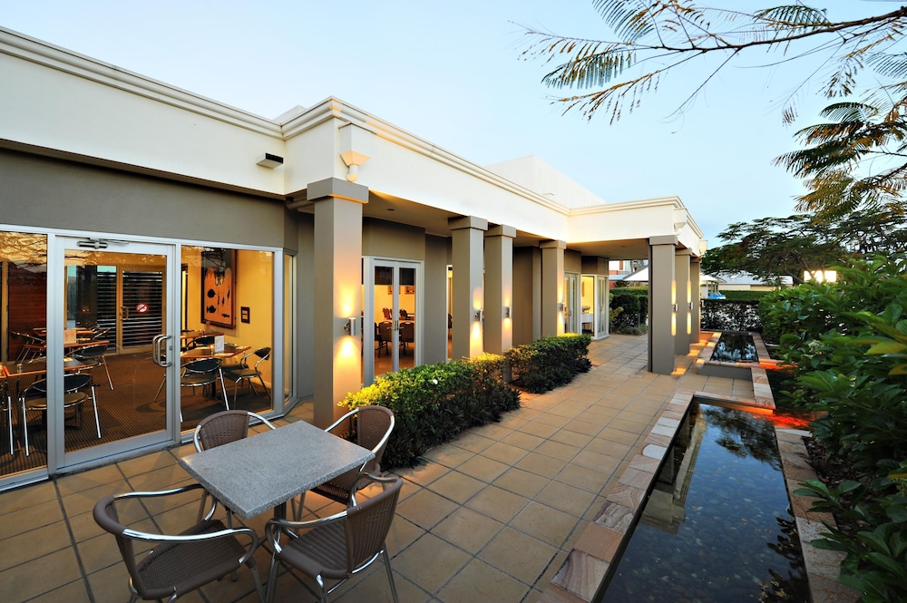 Outdoor dining, Comfort Inn & Suites Northgate Airport