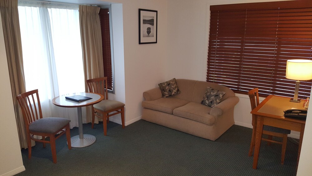 Living area, Comfort Inn & Suites Northgate Airport