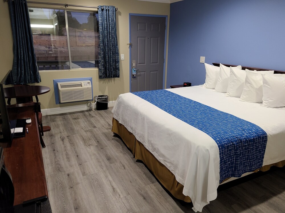 Travelodge by Wyndham Clearlake