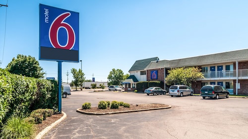 Great Place to stay Motel 6 Chicago - Elk Grove near Elk Grove Village 