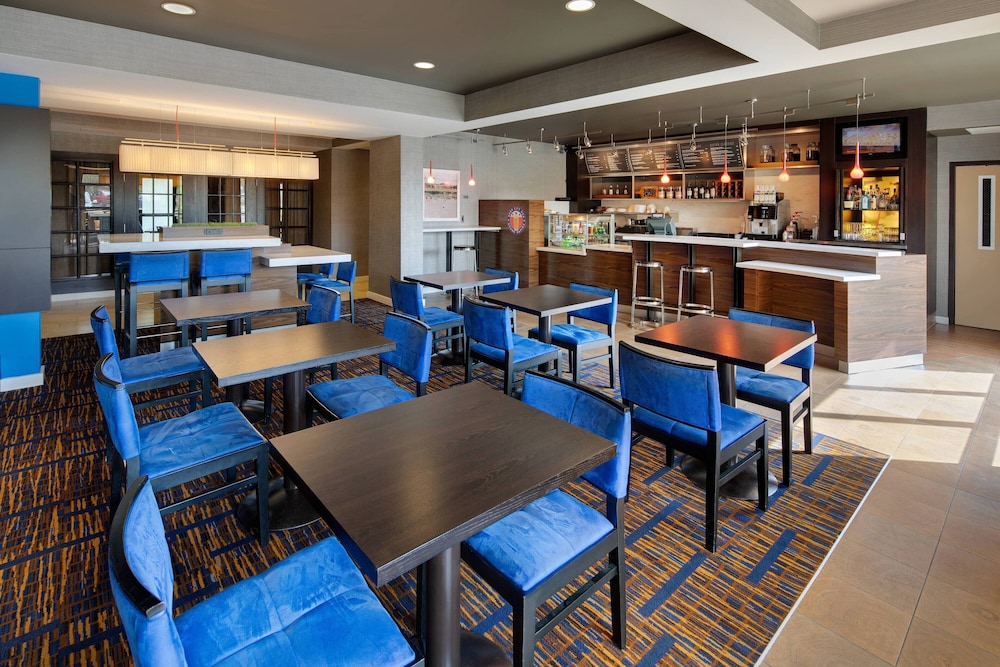 Courtyard by Marriott Grand Rapids Airport in Grand Rapids Best Rates