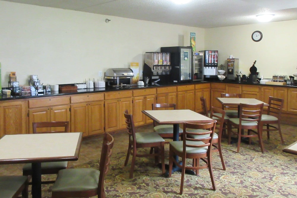 Breakfast area, Quality Inn & Suites