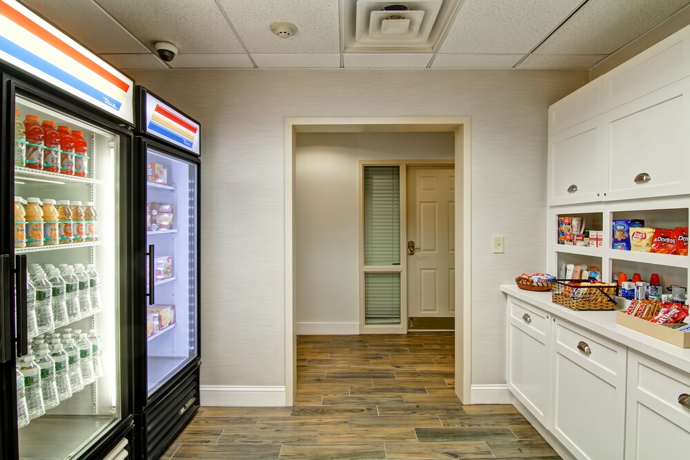 Snack bar, Homewood Suites by Hilton Newark Cranford