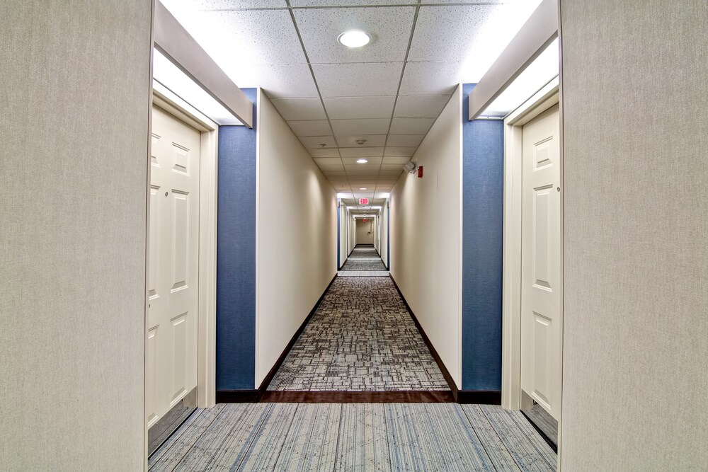 Hallway, Homewood Suites by Hilton Newark Cranford