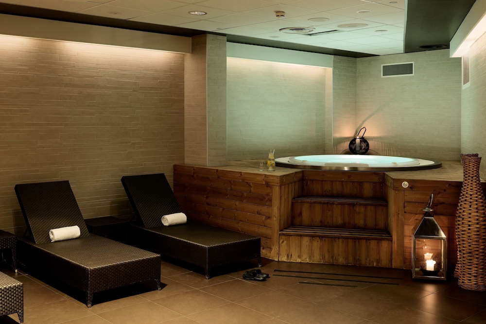 Indoor spa tub, Scandic Anglais