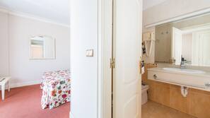 Escritorio, cortinas opacas, wifi gratis y ropa de cama