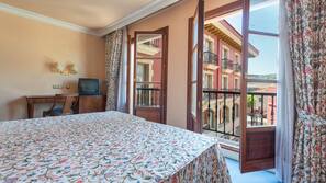 Escritorio, cortinas opacas, wifi gratis y ropa de cama