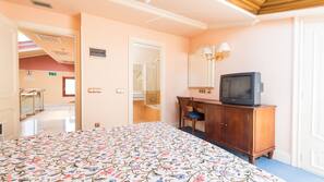 Escritorio, cortinas opacas, wifi gratis y ropa de cama