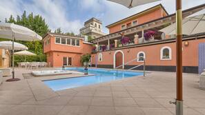 Piscina all'aperto, ombrelloni da piscina, lettini