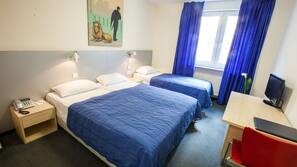 Zimmersafe, Schreibtisch, Bügeleisen/Bügelbrett, kostenlose Babybetten