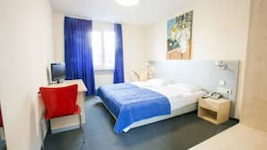 Zimmersafe, Schreibtisch, Bügeleisen/Bügelbrett, kostenlose Babybetten