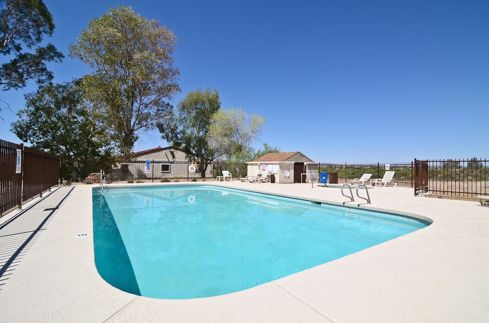 Outdoor pool, Quality Inn Wickenburg