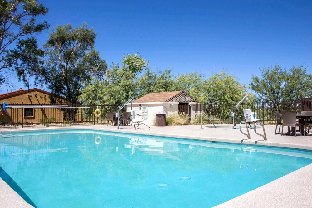 Pool, Quality Inn Wickenburg