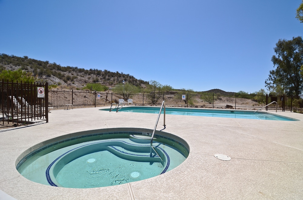 Outdoor pool, Quality Inn Wickenburg