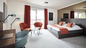 Een kluis op de kamer, een bureau, gratis wifi, beddengoed